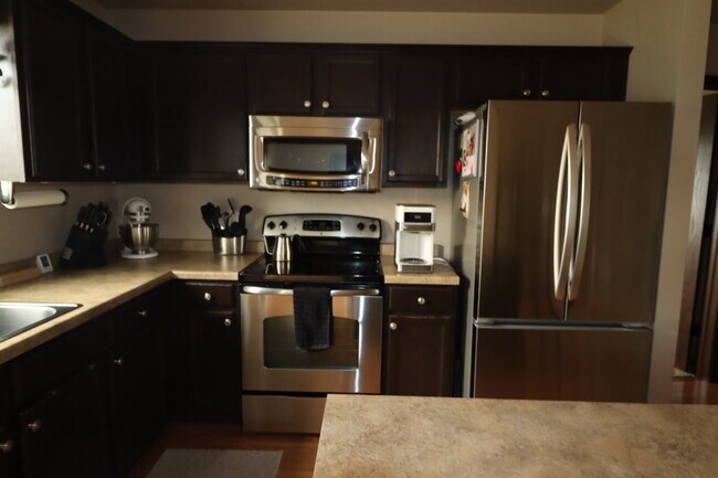 Building Photo - Large 3 Bedroom 2 Bath Townhouse style Duplex