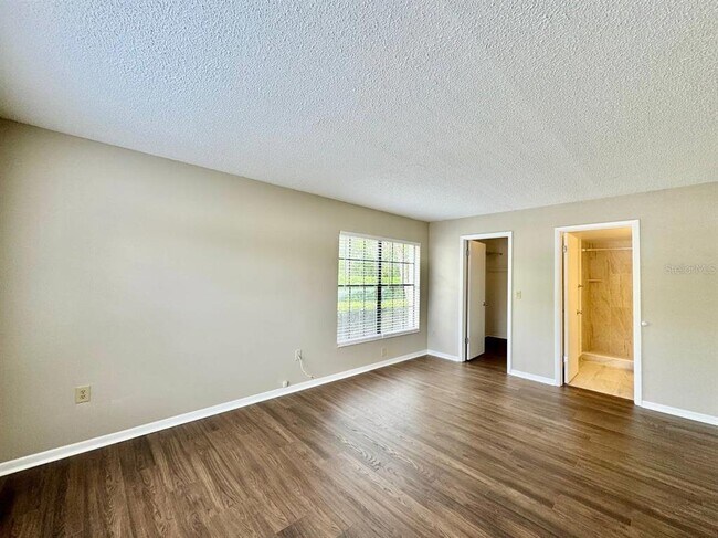 Building Photo - 3323 Crystal Ct E