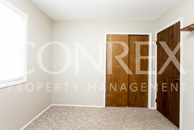Building Photo - Spacious 3 Bedroom in Great Location