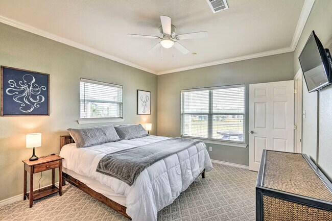 Building Photo - 3229 Castle Dr