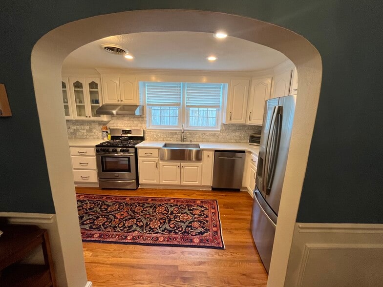 Building Photo - 718 Beard St