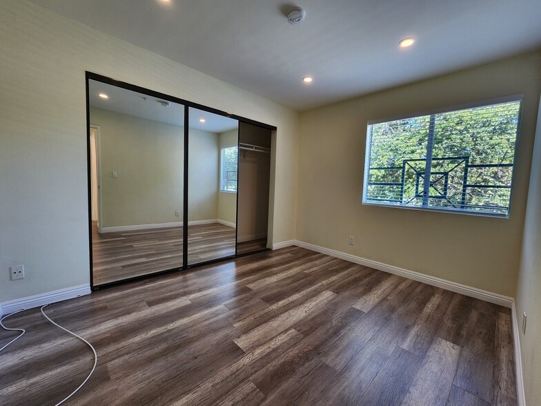 Building Photo - 420 Riverdale Dr