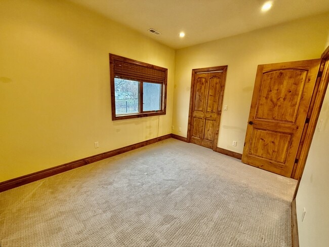 Building Photo - 6819 S Greenfield Way