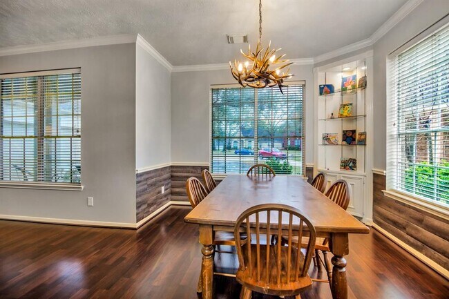 Building Photo - 301 Oak Creek Ln