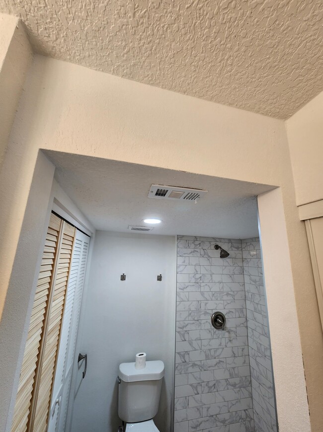Building Photo - 5265 Vineland Rd