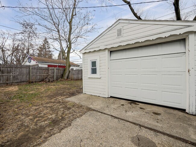 Building Photo - Fresh Start in the Heart of Hazel Park – 3 Bedroom Charmer on Powell Ave