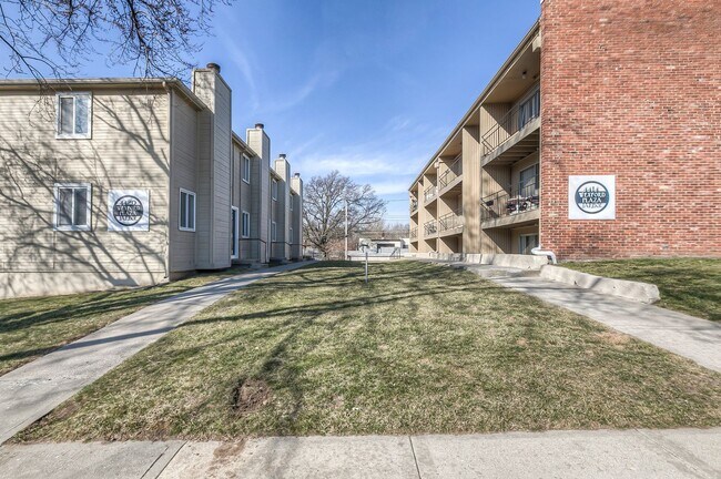 Building Photo - Updated 3 Bedroom 3 Bath Townhome