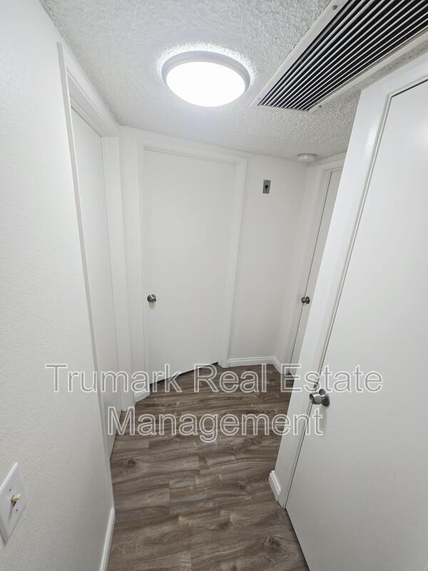 Building Photo - 553 E Orange Grove Ave