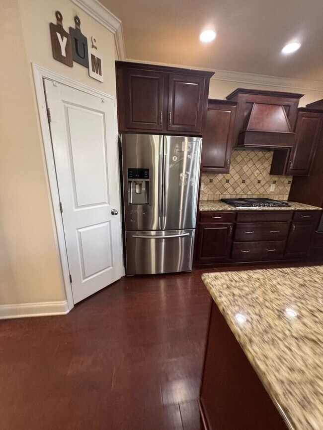 Building Photo - Your Franklin dream rental is here—4 bedrooms, a huge bonus, two en-suites, and an unbeatable loc...