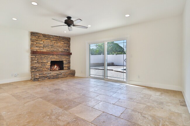 Family room - 8601 Santa Susana Plz