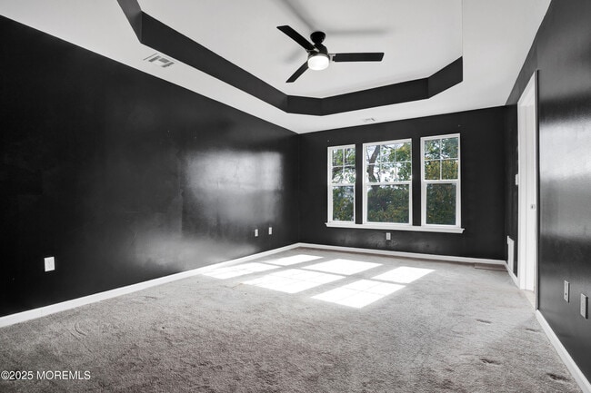 Building Photo - 100 Pine St