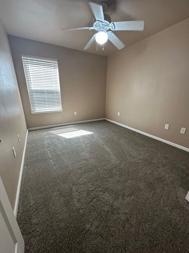 Building Photo - 1149 W 3rd St