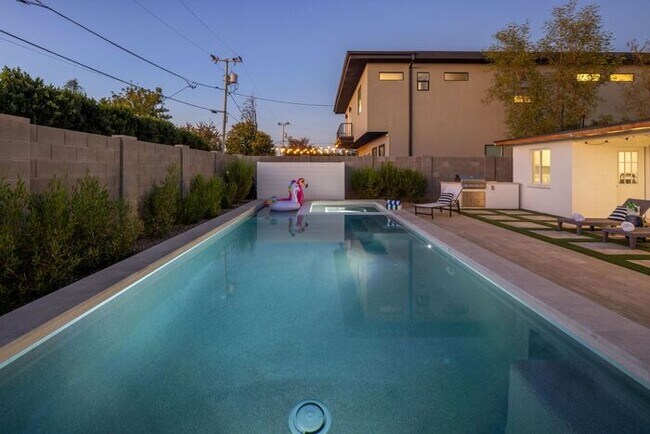 Building Photo - COMING SOON! Fully Furnished 3 Bedroom 3 Bathroom Home in Old Town Scottsdale