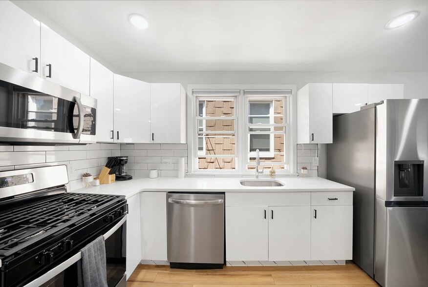 Building Photo - 36 E 47th St