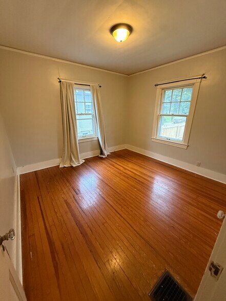 Building Photo - 132 N Crestmoor Ave