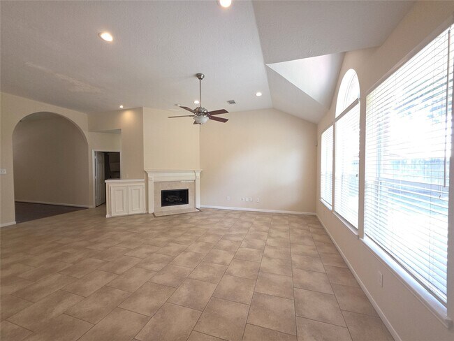 Building Photo - 9630 Green Valley Ln