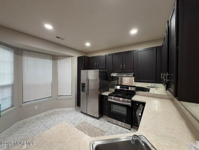 Building Photo - 222 Hidden Lake Dr