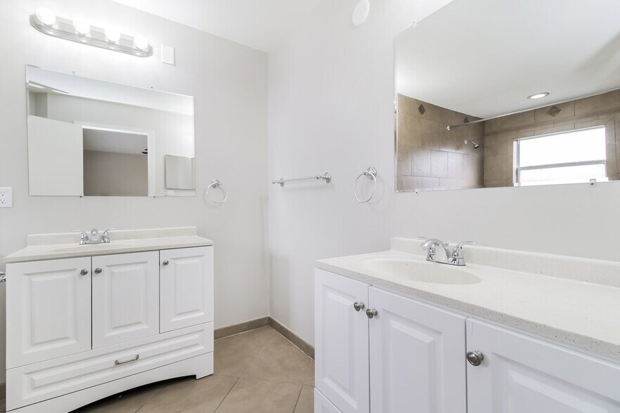 Building Photo - 4262 Sandhurst Dr