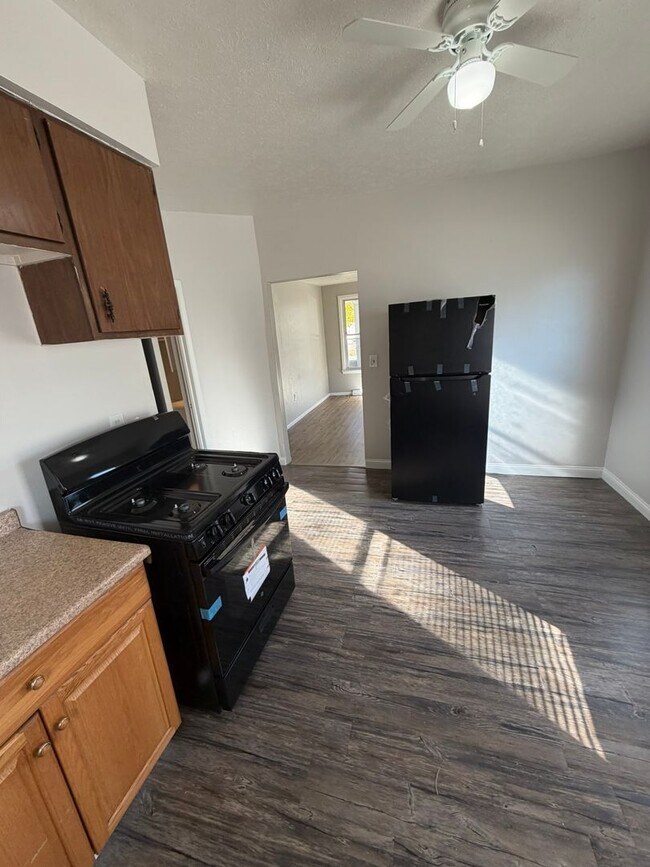 Building Photo - 2200 W 103rd St