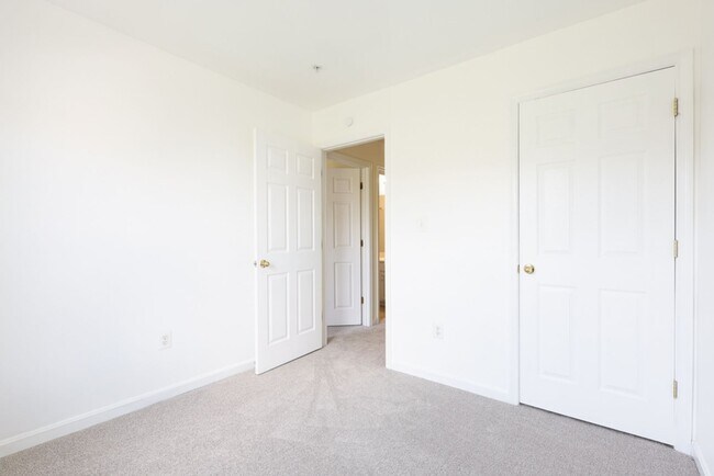 Building Photo - Lovely 3 BR/2 Full BA 2Half BA Townhome in...