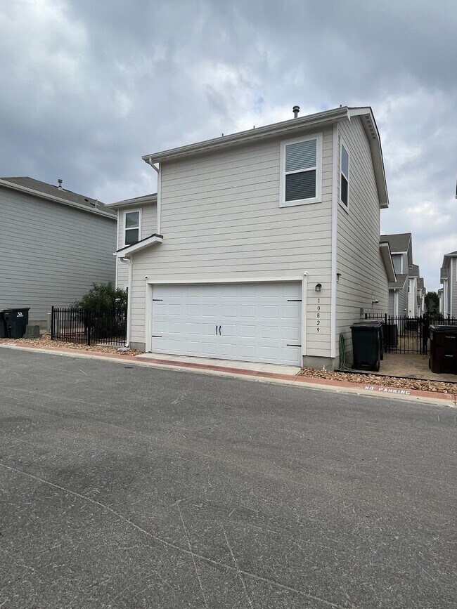 Building Photo - 10829 Emerick St