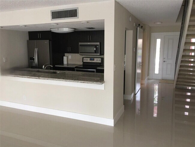 Building Photo - 10951 N Lakeview Dr