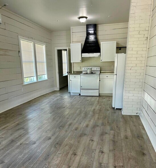 Open floor plan - 810 Aganier Ave