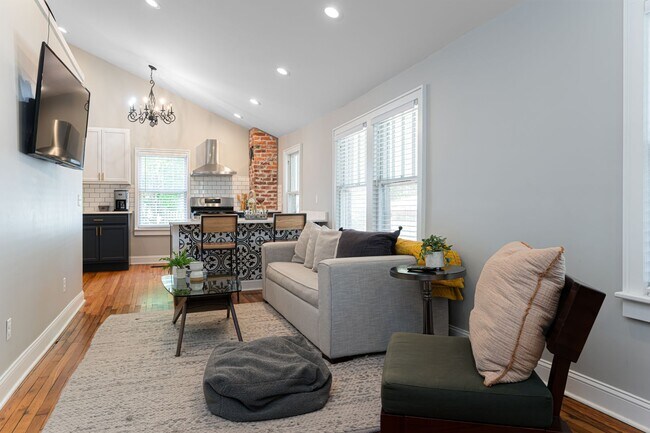 Building Photo - Beautifully Updated House - Awesome Montford Location