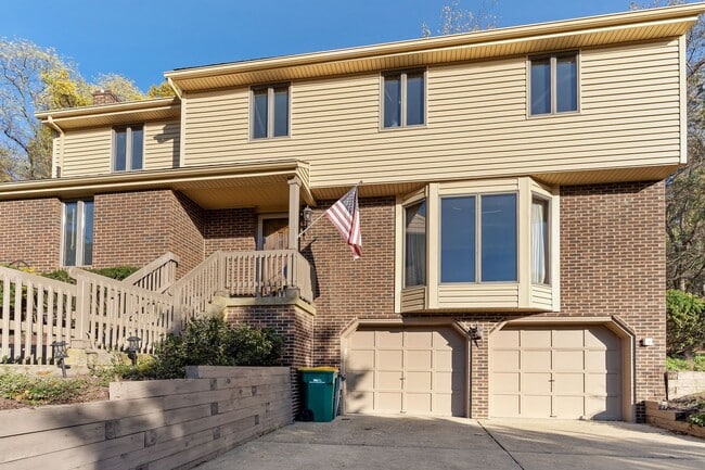 Building Photo - Spacious 4 Bed 2.5 Bath Home Located in North Hills School District - Available September 1st!