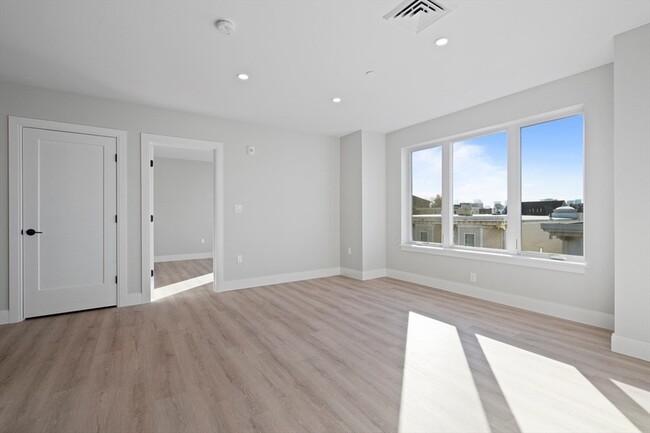 Building Photo - 25 2nd St