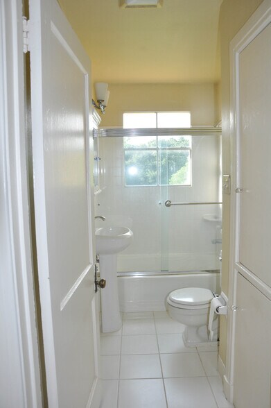 Building Photo - 912 N 6th St