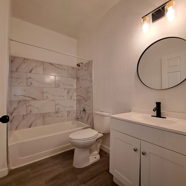 Building Photo - Manzanita Condominium:  Three Bedroom Avai...