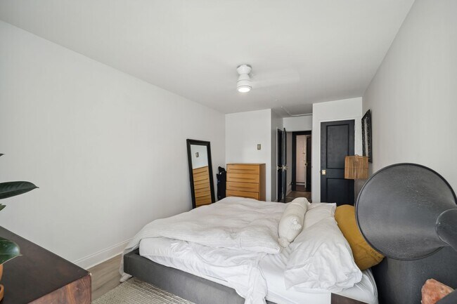 Building Photo - Stunning 1 BR/1 BA Condo in Southwest Wate...