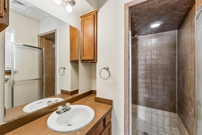 Building Photo - 208 Hudson Pl