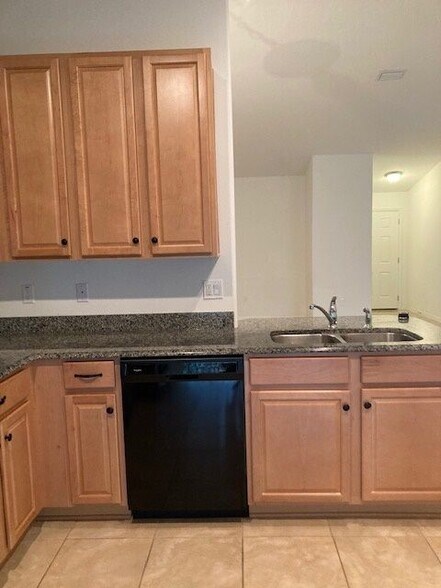 Building Photo - 44 Karat Path