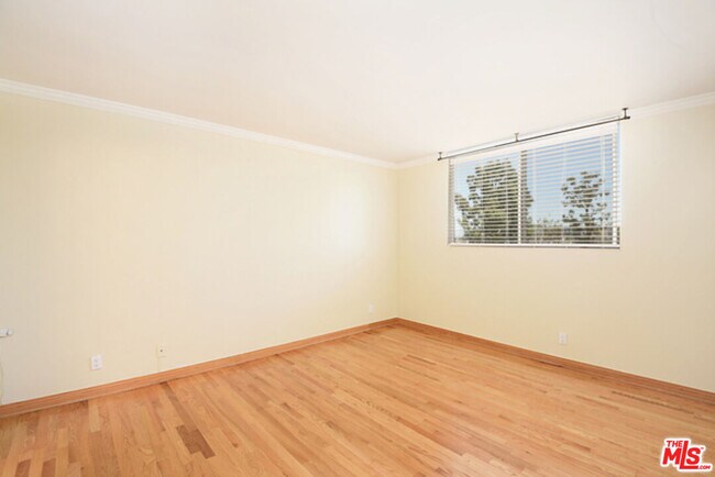 Building Photo - 100 S Doheny Dr
