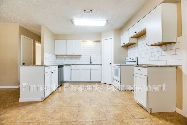 Building Photo - 1427 Gregory Dr