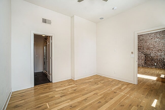 Building Photo - Modern 1 Bedroom, 1 Bath Apartment Home  Located In Historic Westport