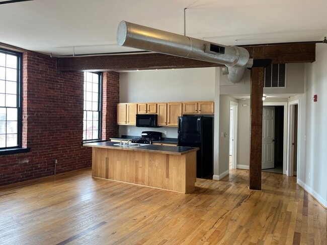 Primary Photo - 265 N Queen St