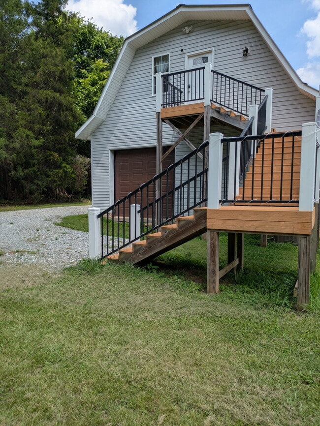 Building Photo - 820 Clearview Rd