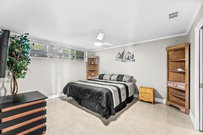 Building Photo - 1166 Hillsboro Mile