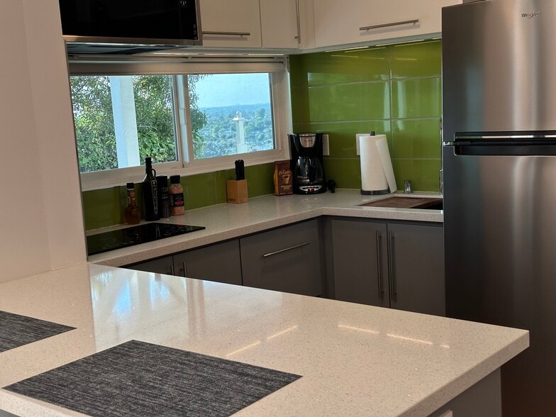 Building Photo - 4298 Avon Dr