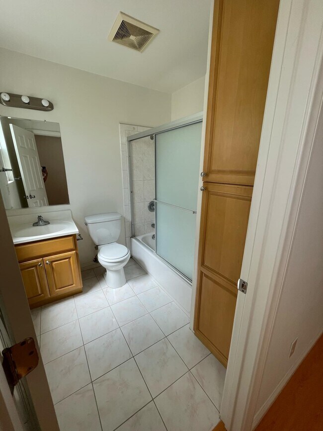 full bath - 1419 Prospect Ave