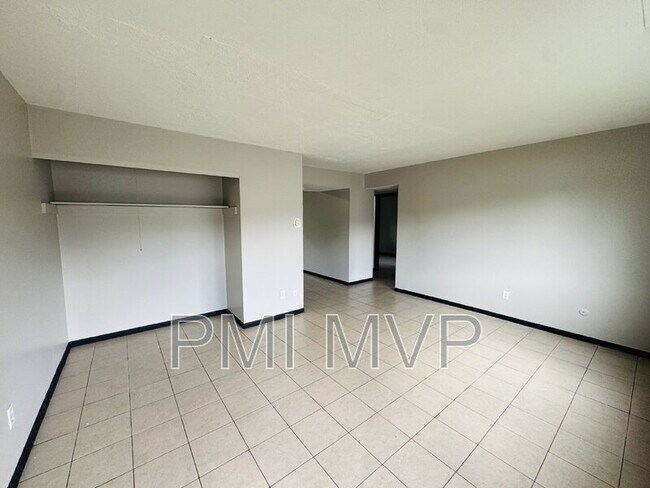 Building Photo - 828 Whitethorne Ave