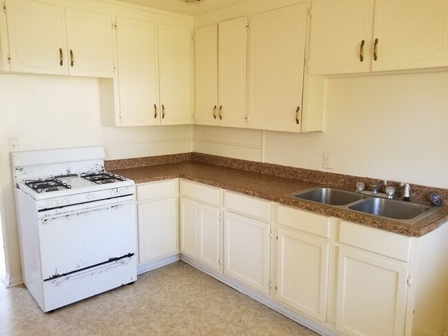Building Photo - 2 Bedroom and 1 bath Central air and heat