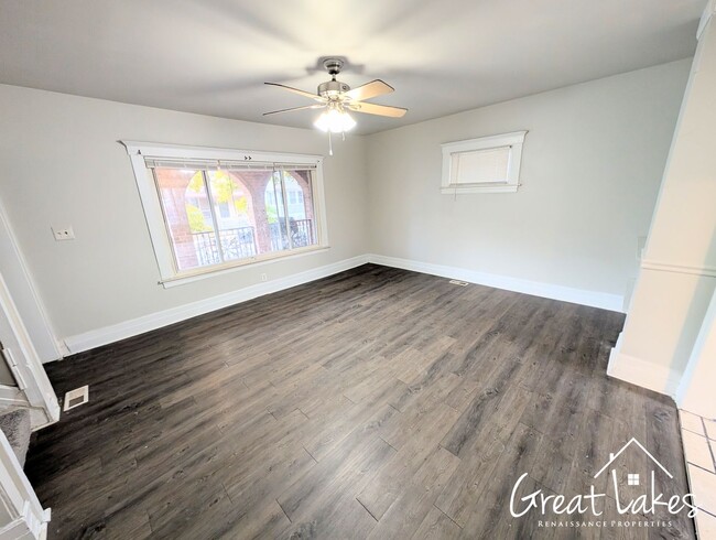 Building Photo - $200 OFF FIRST MONTH'S RENT - Lovely 3 Bed...