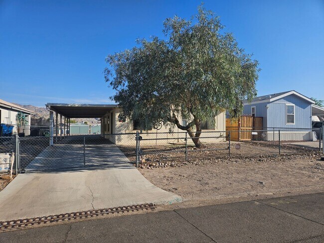 Building Photo - Large 3 bed/2 bath manufactured home in de...