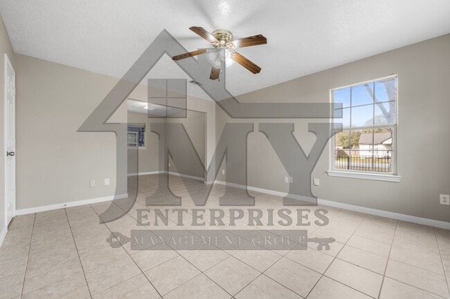 Building Photo - Duplex For Lease