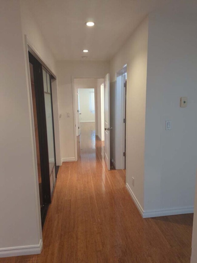 Building Photo - Gorgeous 3 bed 2.5 bath home with stunning Ocean Views and lots of natural light, in the highly s...