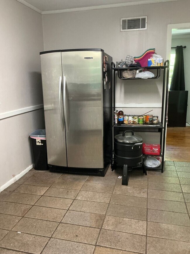 Building Photo - 3 bedroom 2 bathroom house conveniently lo...